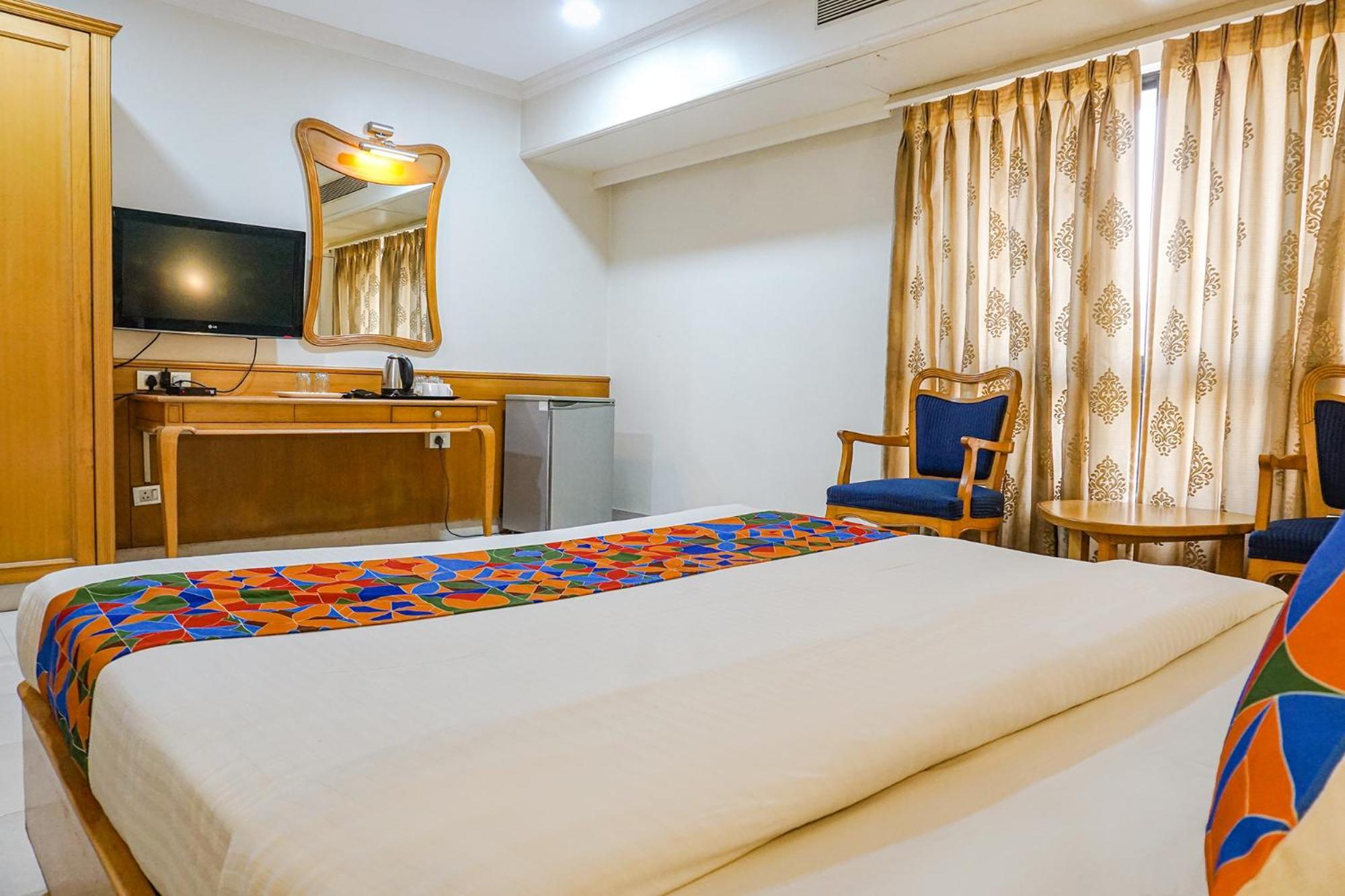 The Ambassador Hotel Пуна Экстерьер фото